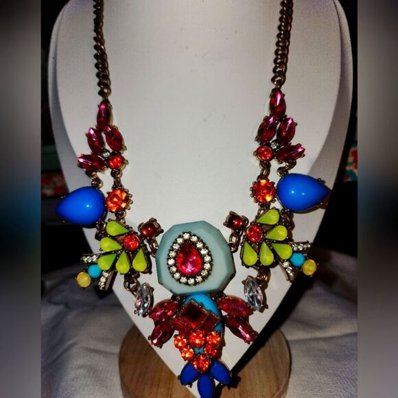 Large Costume Pendant Necklace With Imitation Jewels And Colored Stones NWOT - Picture 1 of 10